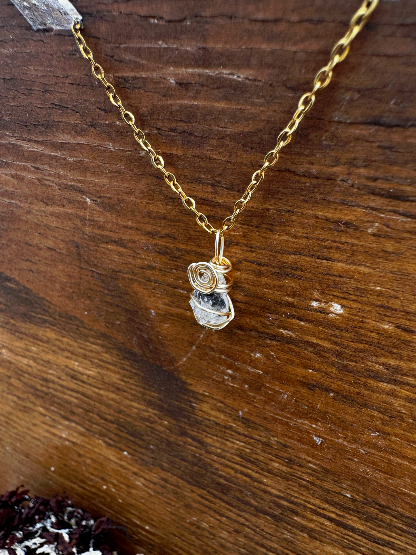 Corriente de Luna- Collar de Herkimer en Dorado