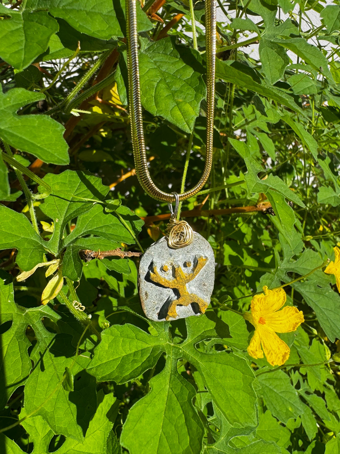 Coquí Taíno Tallado a Mano. Dorado.