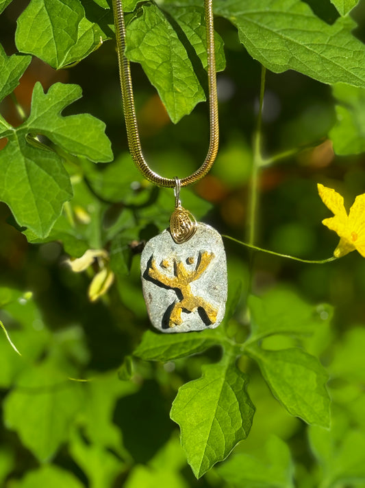 Coquí Taíno Tallado a Mano. Dorado.