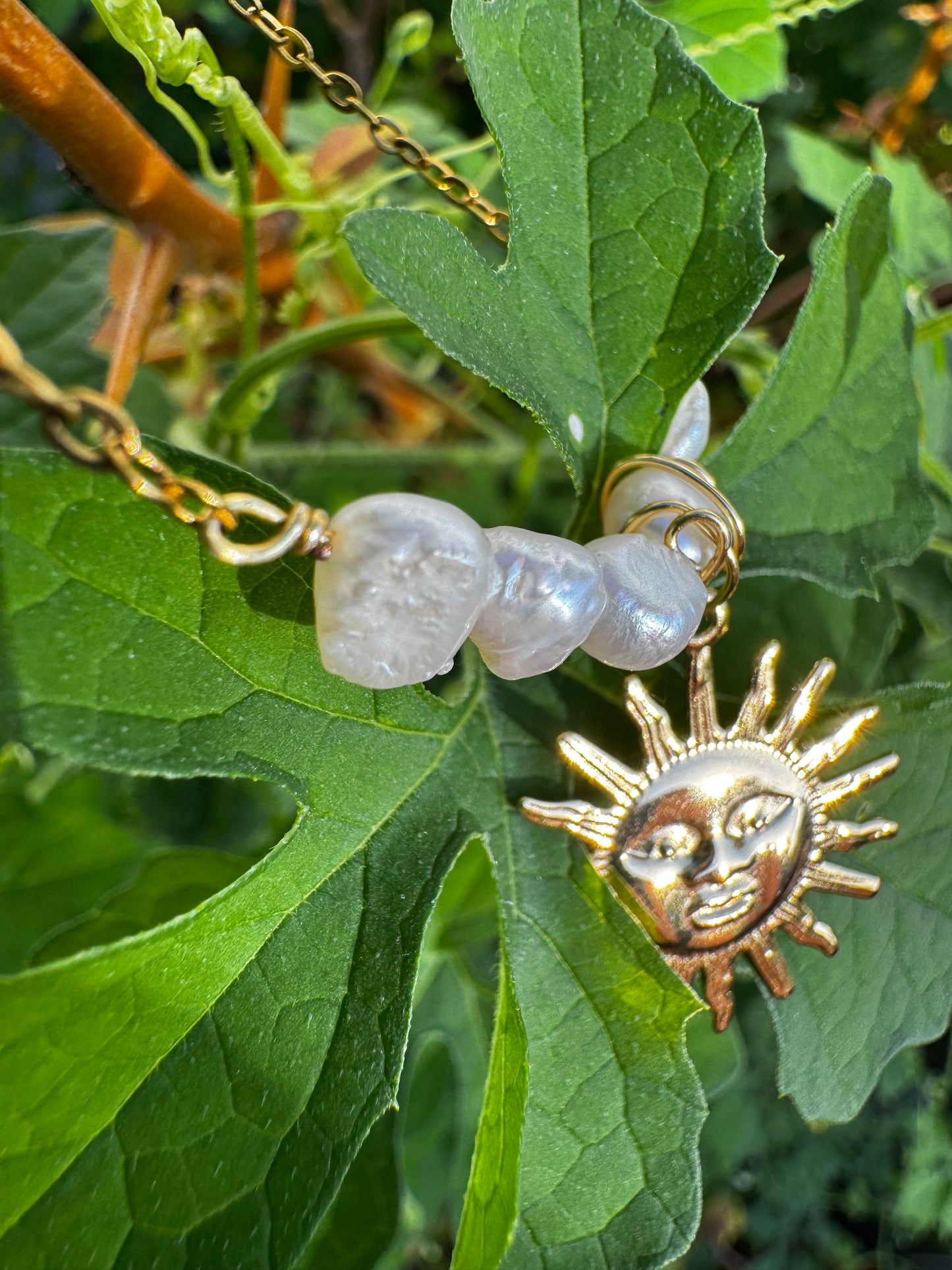 Sol y Perla: color dorado con cadena en Stainless Steel